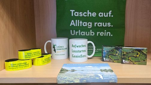 Becher, Leinenbeutel, Magnet und Brillenputztücher mit Logo des Grünen Binnenlandes