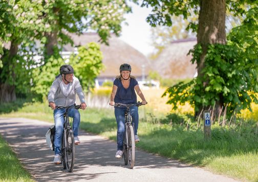 Zwei Fahrradfahrer auf der Straße