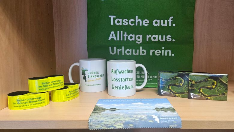 Becher, Leinenbeutel, Magnet und Brillenputztücher mit Logo des Grünen Binnenlandes