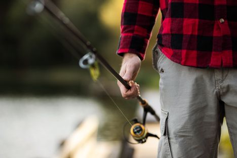Mann mit Angel als Nahaufnahme