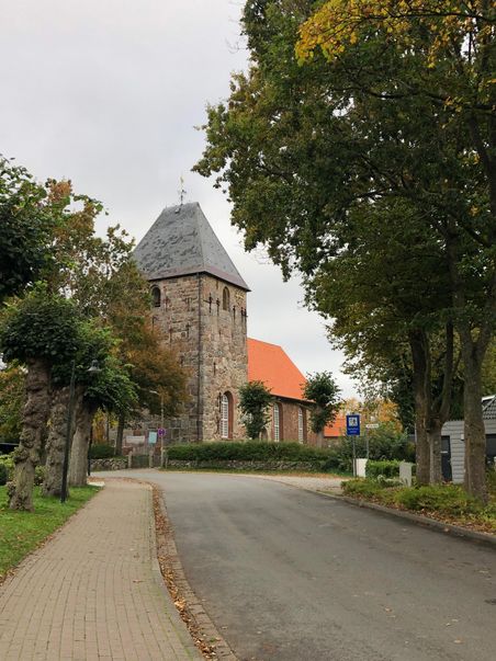 Die Kirche wurde in einer einstmals weiten Heidelandschaft auf einer kahlen Anhöhe erbaut.
