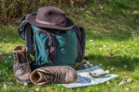 Wanderrucksack und Schuhe stehen in der Natur