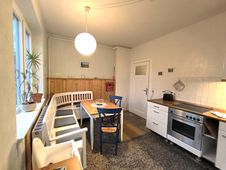 Küche mit Sitzgelegenheiten