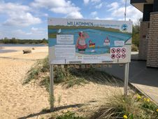 Schild mit Informationen zum Badesee