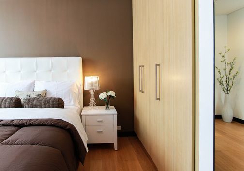 Schlafzimmer mit Bett und Kleiderschrank