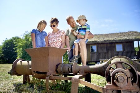 Familie vor einem historischen Gerät