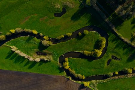 Die Treene schlängelt sich durch die idyllische Landschaft des Grünen Binnenlands