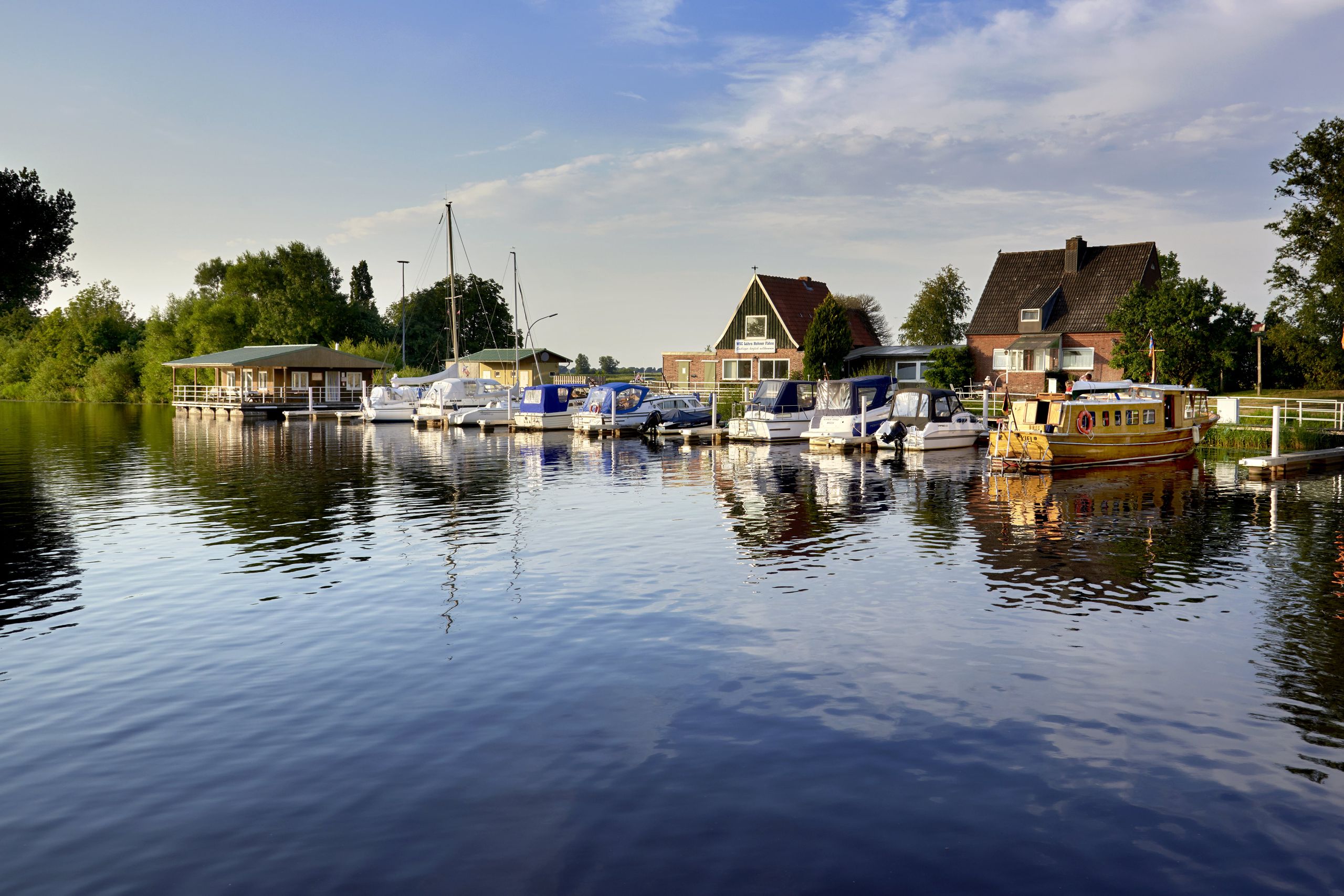Sportboote liegen am Hafen in Hohn