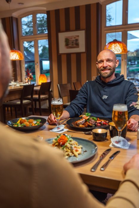 Abendessen im Restaurant mit zwei Männern