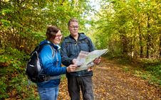 Zwei Wanderer schauen in eine Karte