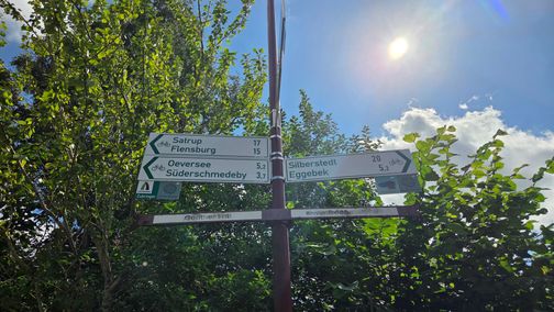 Wegweiser mit Radeinschubschildern