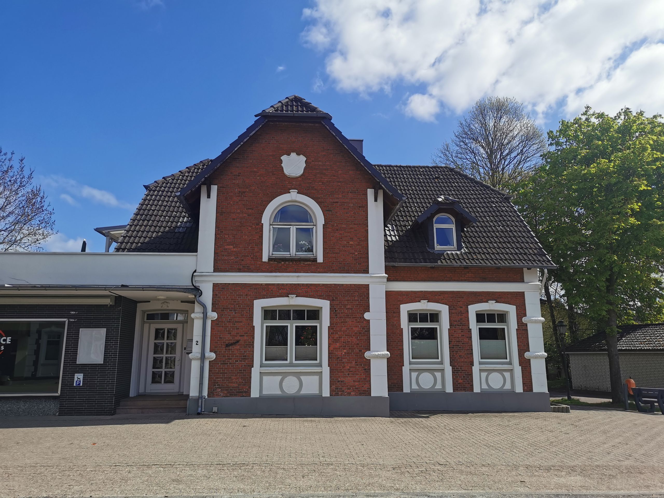 Außenansicht der Ferienwohnung mit Parkplatz