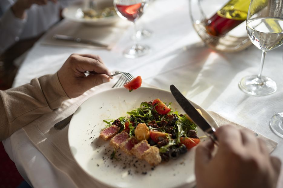 Teller mit einem Gericht in einem Restaurant