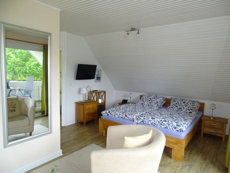 Schlafzimmer mit Doppelbett