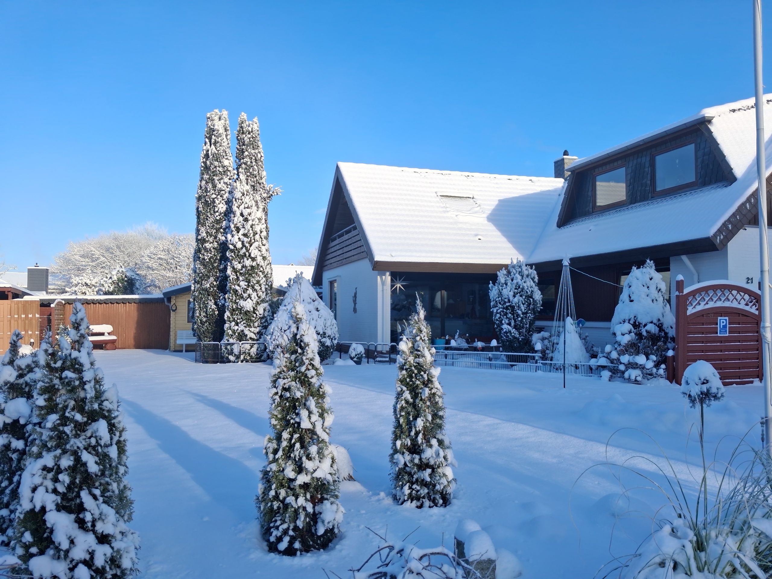 Winteransicht des Hauses mit Schnee