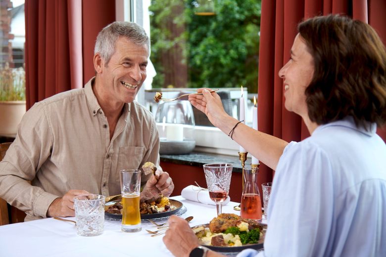 Paar isst im Restauarant