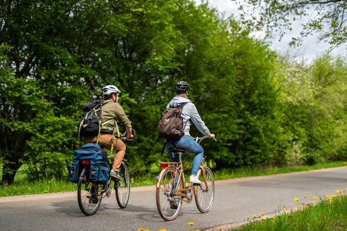 Zwei Radfahrer auf der Straße