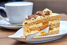 Ein Tortenstück mit einer Tasse Kaffee