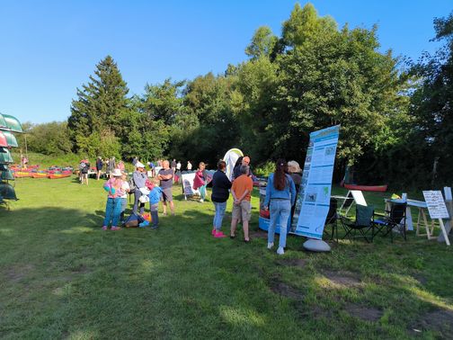Viele Besucher an der Kanueinsetzstelle Langstedt