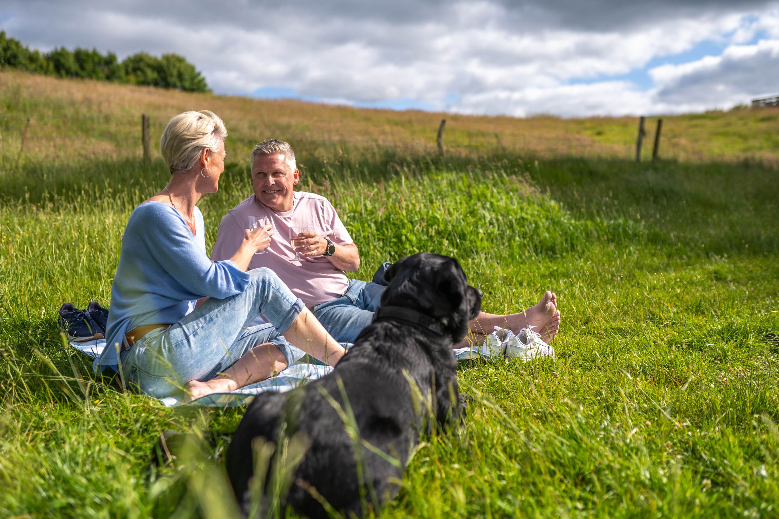 Ein Paar picknickt im Grünen