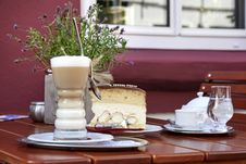 Kaffee und Kuchen auf einem Tisch