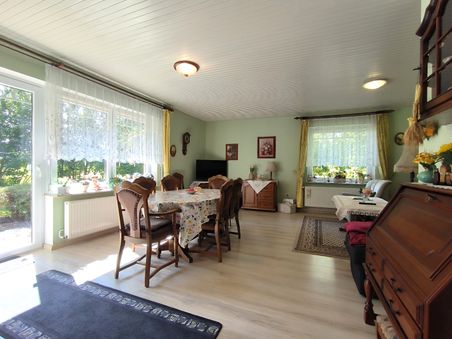 Wohnzimmer mit Sitzgelegenheiten