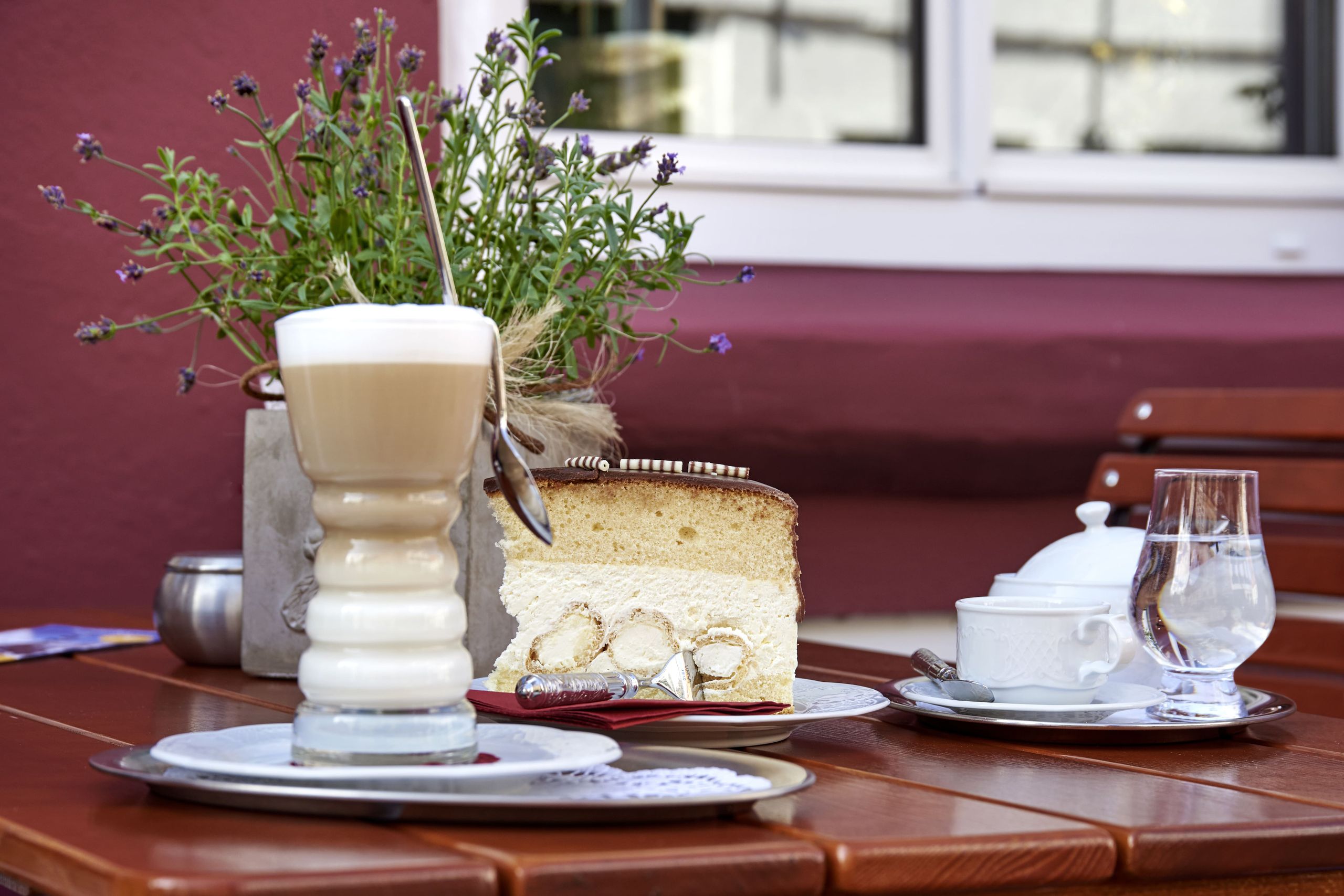 Kaffee und Kuchen auf einem Tisch
