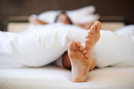 Frau im Bett liegend