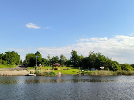Blick auf die Badestelle von Wasserseite