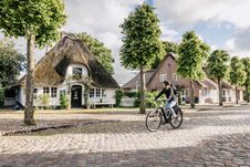 Radfahrer im Ort unterwegs