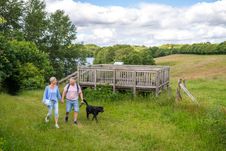 Pärchen mit Hund auf Wanderung