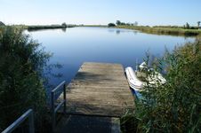 Fluss Treene mit Bootssteg und Schlauchboot