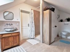 Dusche, WC und Waschtisch
