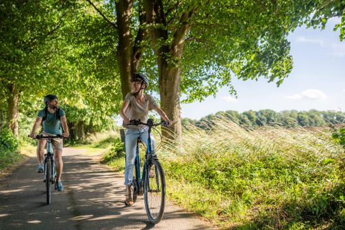 Zwei Fahrradfahrer unterwegs