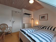 Französisches Bett, Kleiderstrange, Rattansessel