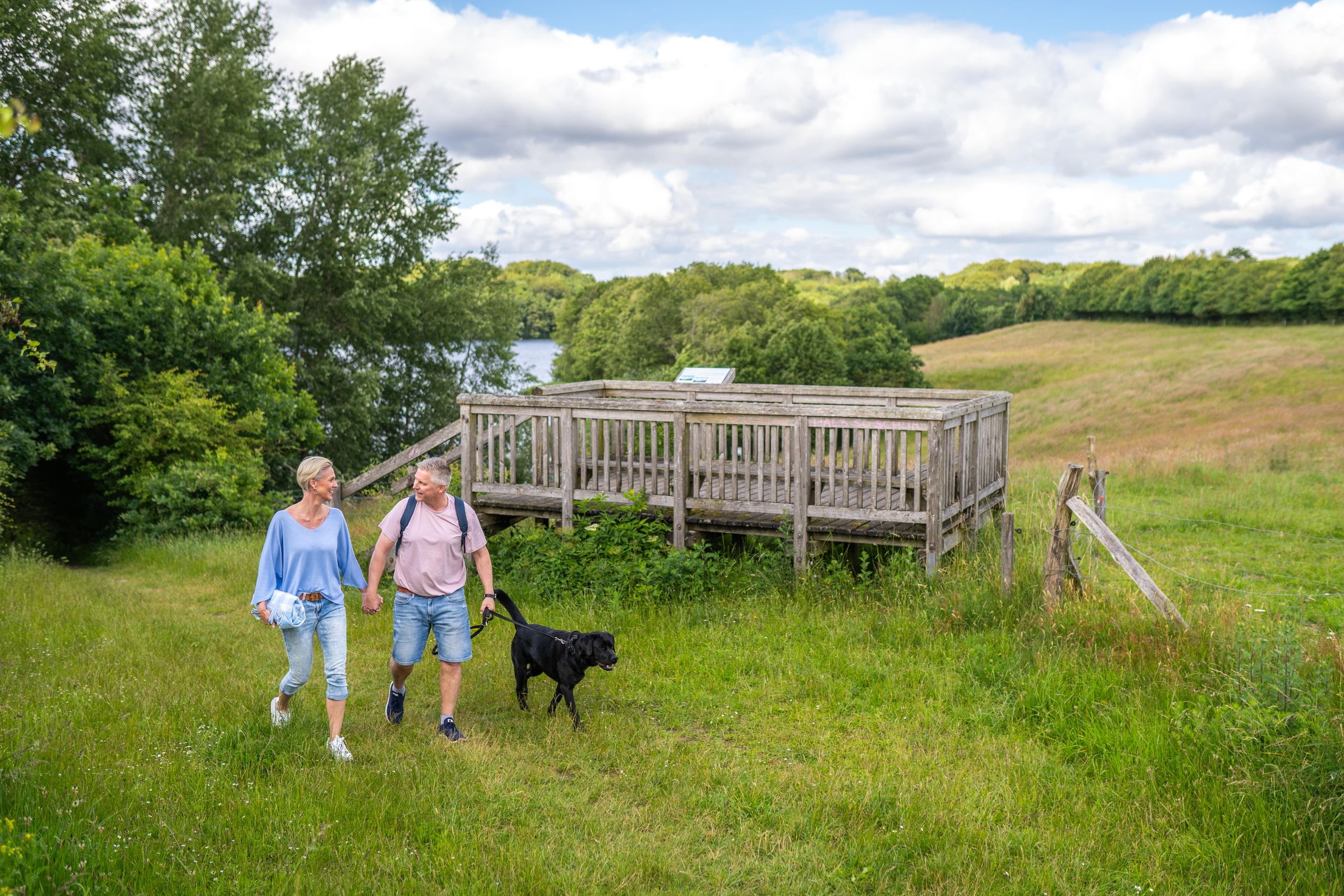 Pärchen mit Hund auf Wanderung