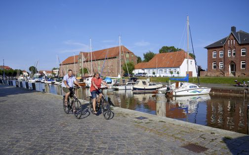 Fahrradfahrer fahren durch einen Ort