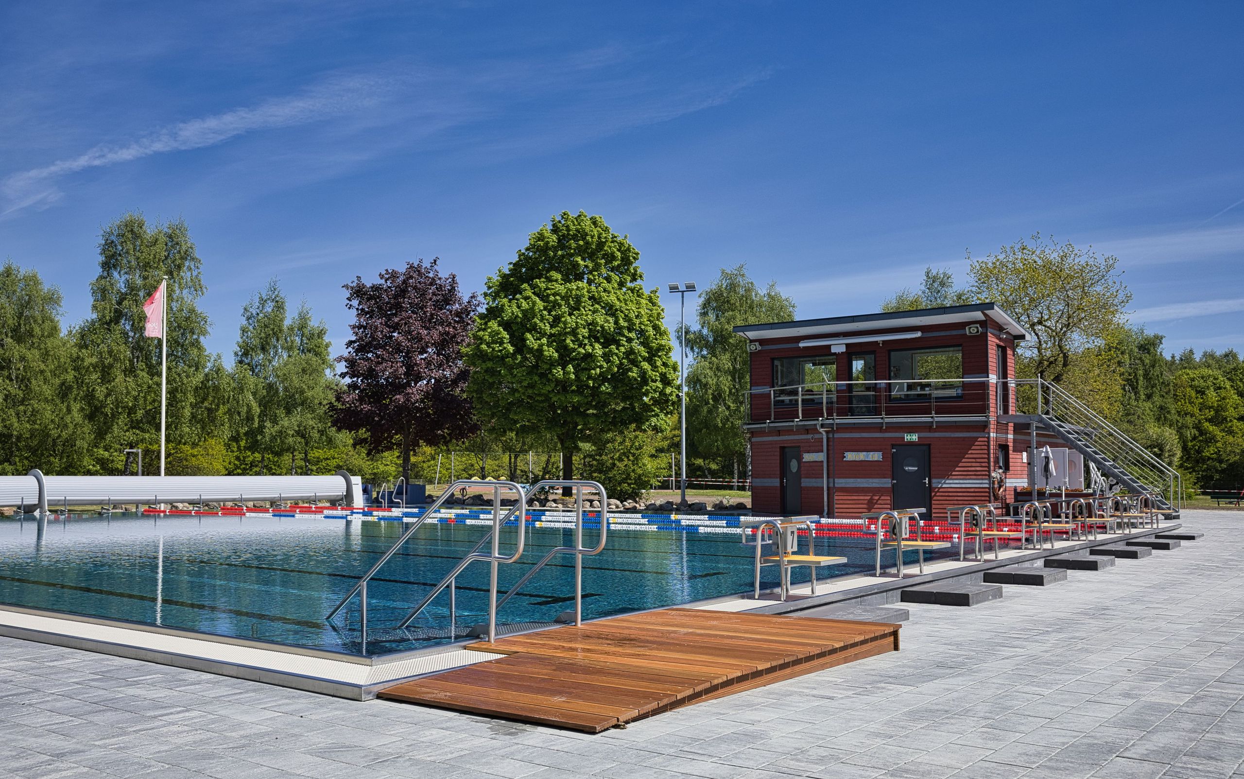 Das Schwimmerbecken mit Bahnen von 25 Meter Länge sorgt im Geestlandbad Kropp für Badespaß bei kleinen und großen Gästen.