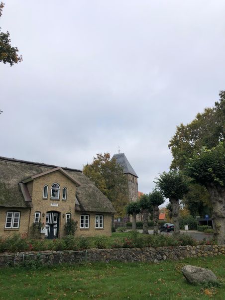 Das Gebäude liegt in der Nähe der Kirche und des Friedhofes.