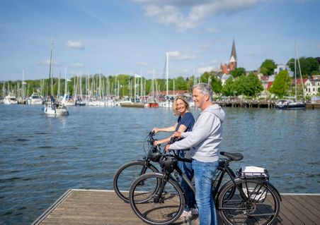Radfahrer im Hafen