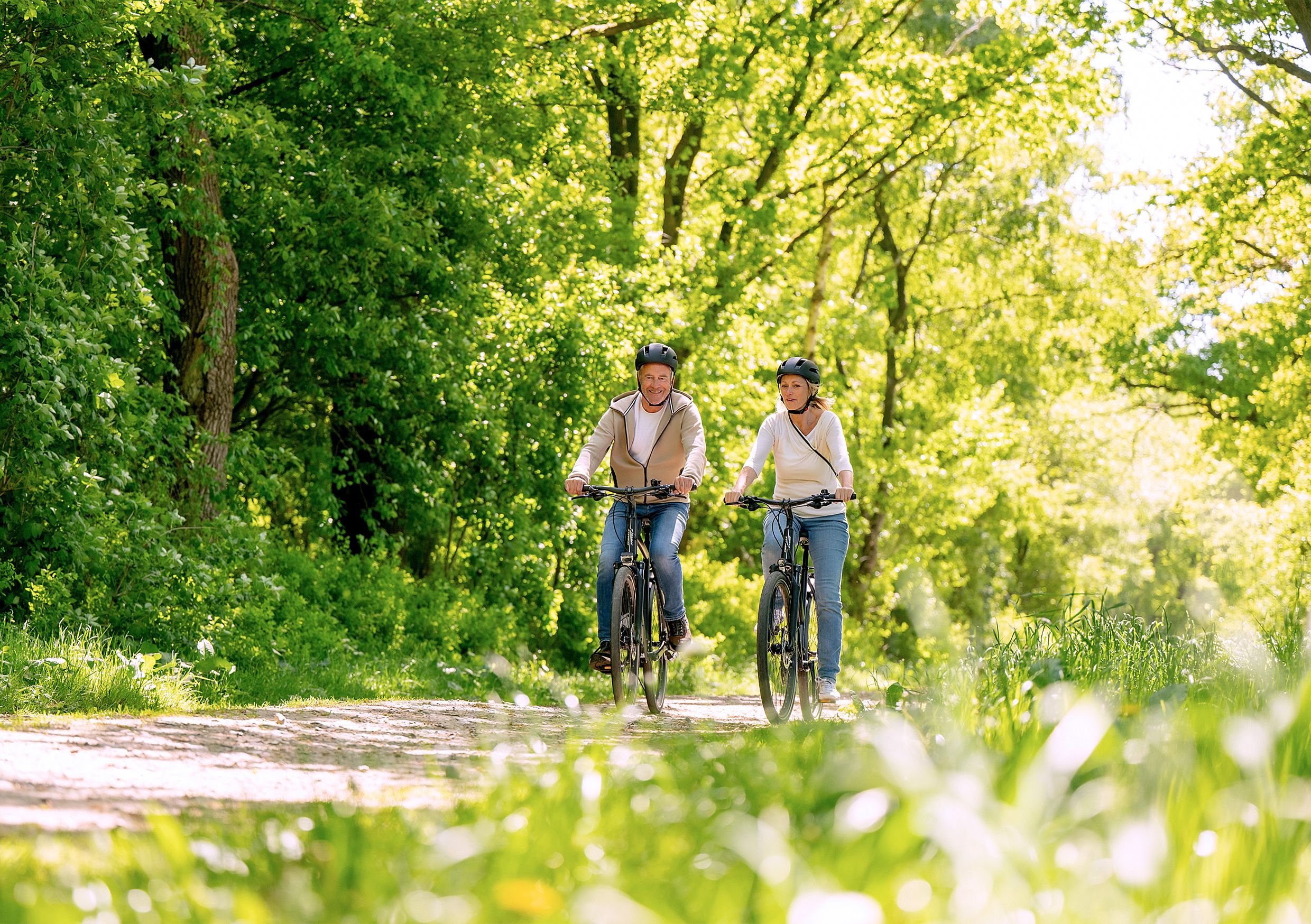 Zwei Radfahrer im Wald unterwegs