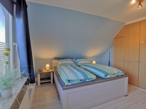 Doppelbett und Einbauschrank
