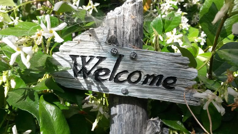 Holzschild mit dem Wort "Welcome" 