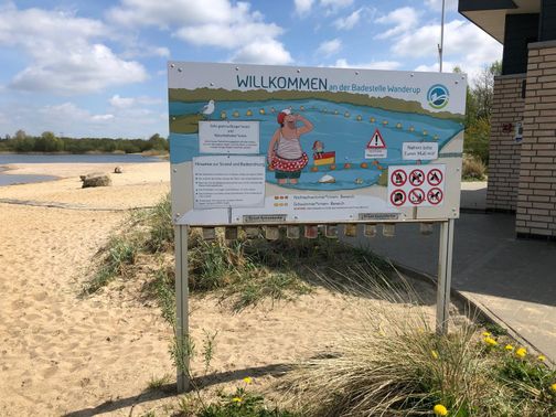 Schild mit Informationen zum Badesee
