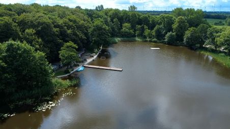 Das Waldbad Lindewitt ist ein ehemaliger Mühlenteich, der als Schwimmbad genutzt wird.