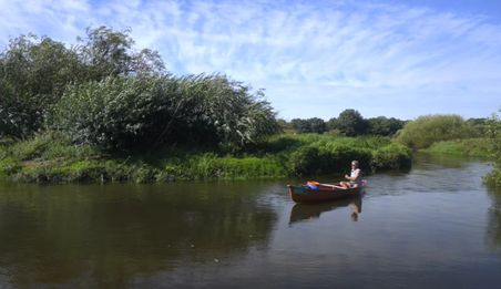 Ein Kanu fährt auf dem Fluss