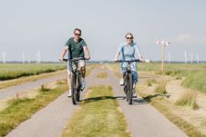 Zwei Radfahrer auf dem flachen Land