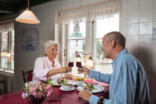 Ein Paar sitzt im Restaurant und trinkt Wein