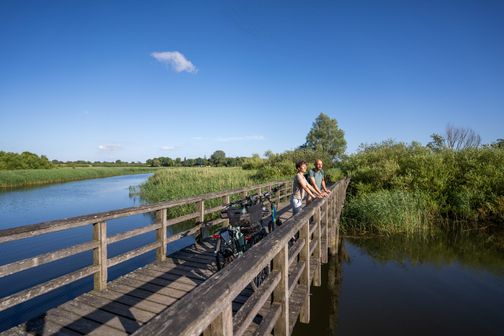 Zwei Radfahrer auf der Brücke
