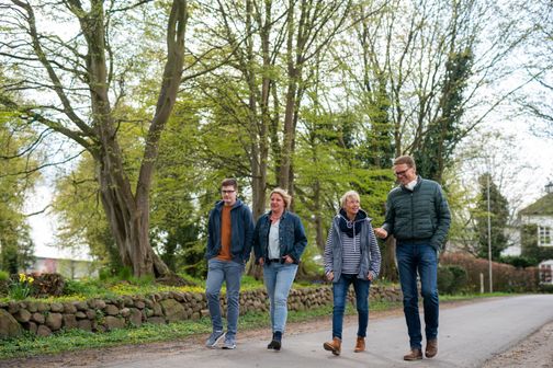 Vier Personen gehen spazieren